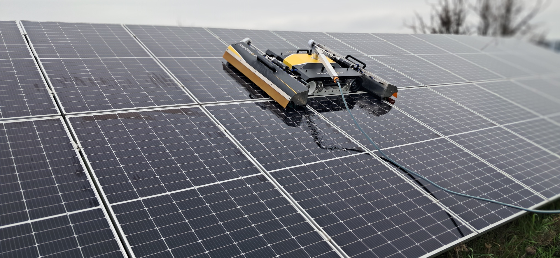 Ρομπότ SolarCleano F1 σε καθαρισμό φωτοβολταϊκού πάρκου