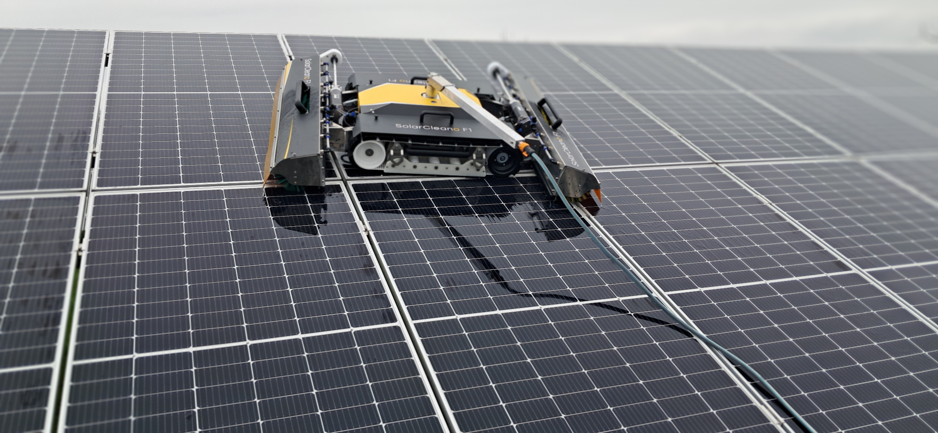 Λεπτομέρεια καθαρισμού πάνελ από το SolarCleano F1