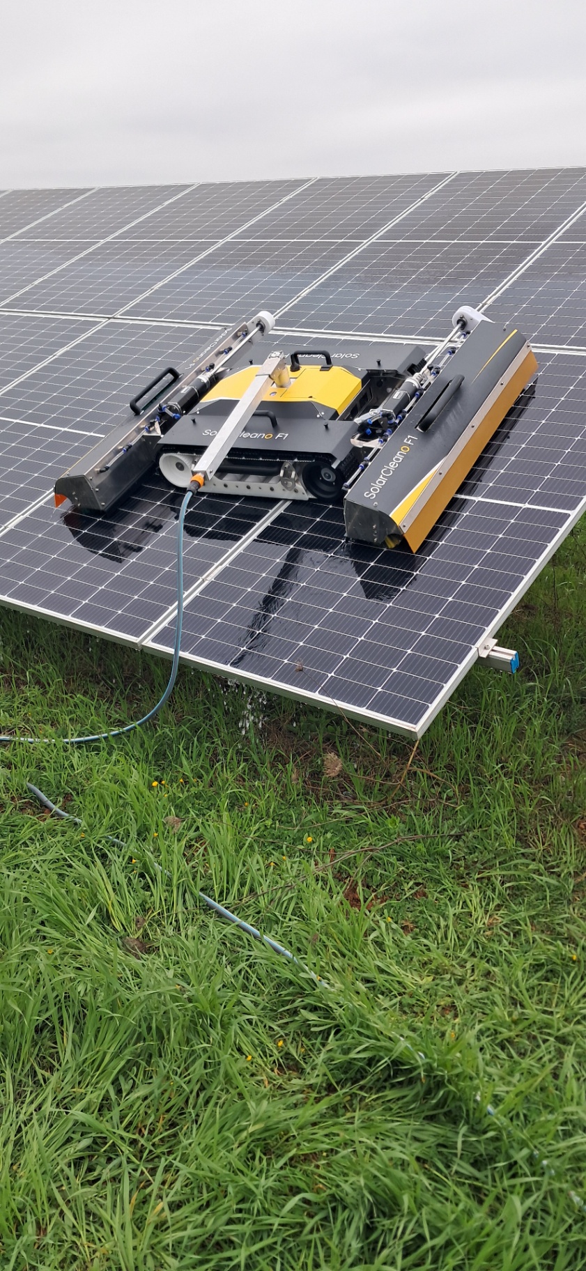 SolarCleano F1 κατά τον καθαρισμό φωτοβολταϊκών